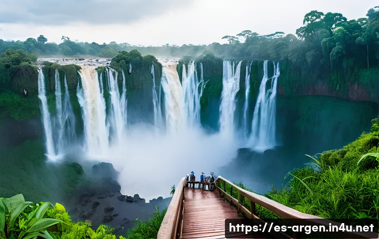 이과수 폭포 여행 가이드 - A panoramic view of the Devil&rsquo;s Throat waterfall at Iguazu National Park during early morning, showc...